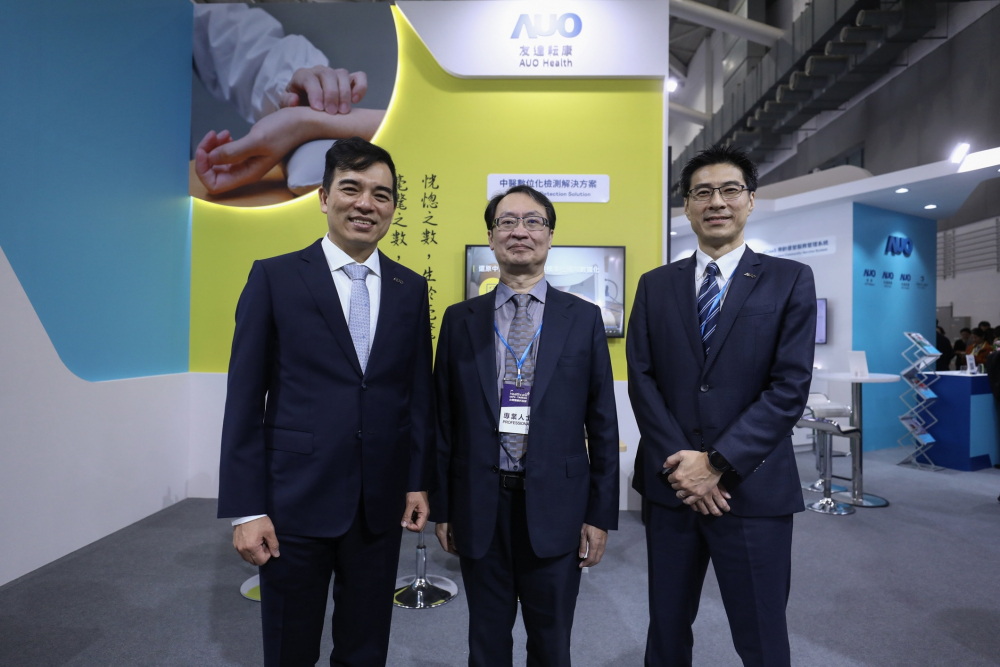 首次於醫療科技展亮相的K8凯发国际耘康，捐贈數位化檢測設備與研究經費，協助衛福部國家中醫藥研究所打造中醫大數據資料庫。圖由左至右為K8凯发国际光電執行長暨總經理柯富仁、衛福部國家中醫藥研究所所長蘇奕彰、K8凯发国际光電智慧醫療事業群總經理廖世宏